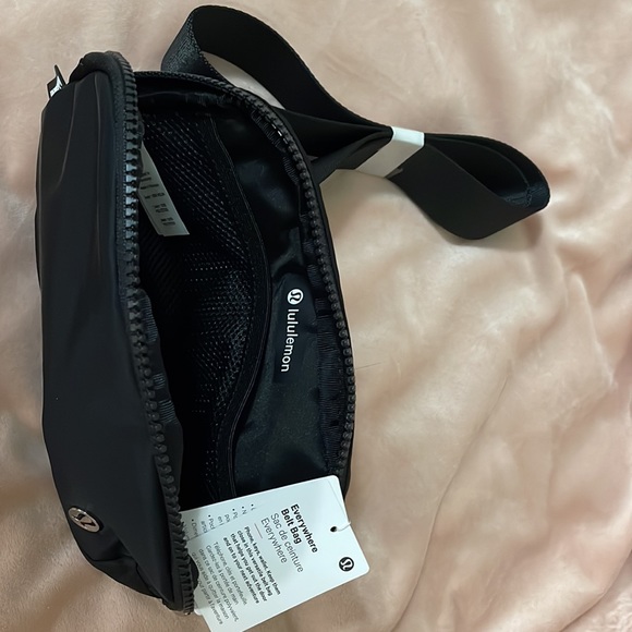Lululemon Everywhere Belt Bag - Black - NWT🌈 - Picture 6 of 8